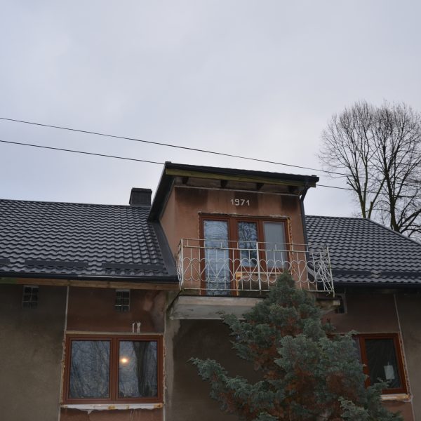 Pokrycie dachu blachodachówką Ruukki Finnera w głębokim odcieniu grafitu.